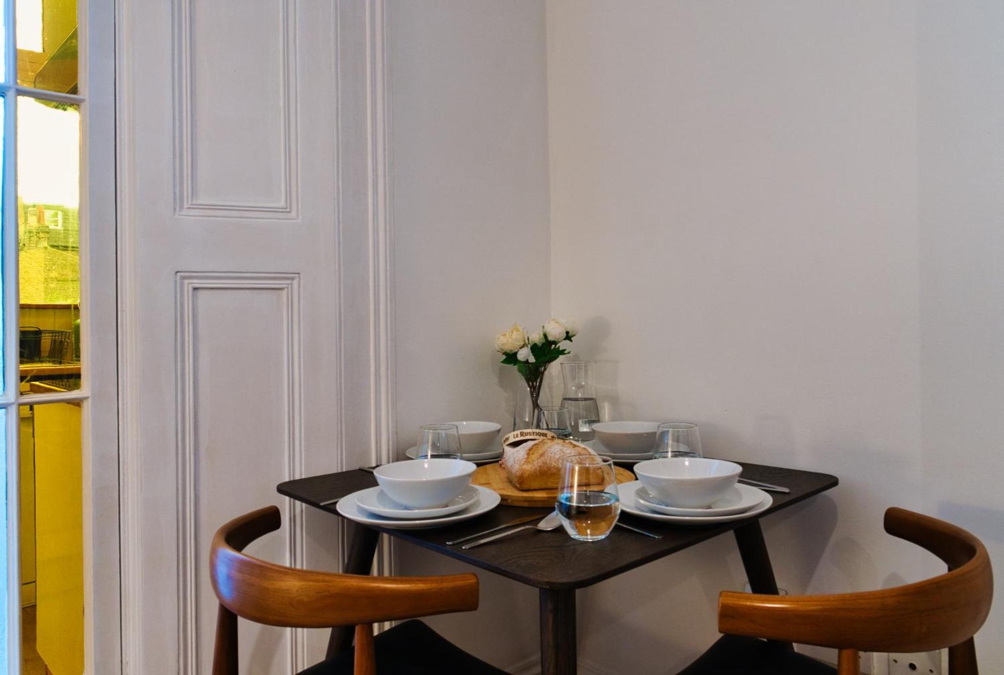 Boutique Stylish 1 Bedroom - Sleeps 4 *
